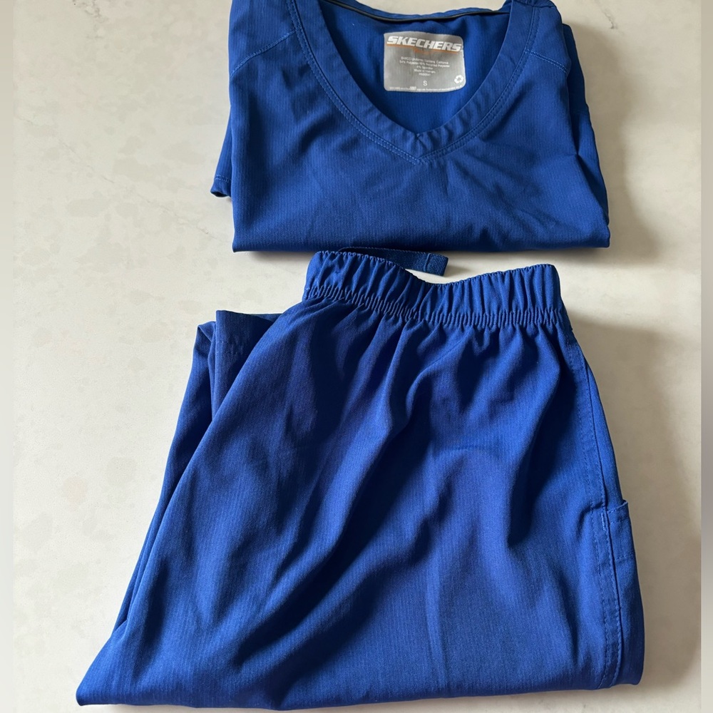 Small sketchers blue scrub set